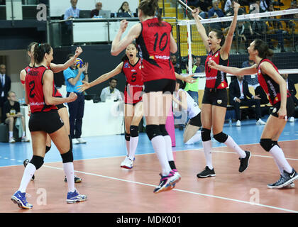 Istanbul, Turchia. Xix Apr, 2018. Lettore Vakifbank Zhu Ting (retro) festeggia il punteggio con i suoi compagni di squadra durante la seconda gamba della partita del il 2017-2018 le donne turche Lega Volley serie finale tra Vakifbank e Eczacibasi di Istanbul, in Turchia, il 19 aprile 2018. Vakifbank perso 1-3. Credito: VakifbankSK/Xinhua/Alamy Live News Foto Stock