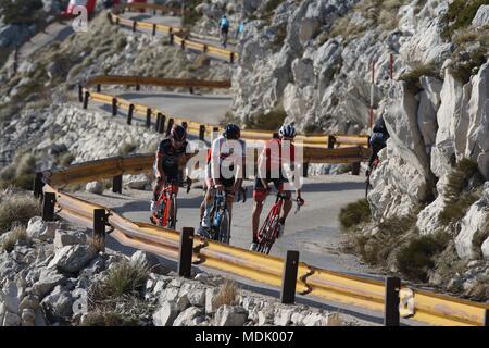 Makarska. Xix Apr, 2018. I ciclisti competere durante la terza tappa del Tour della Croazia corsa in bicicletta a Makarska, Croazia il 19 aprile 2018. Credito: Ivo Cagalj/Xinhua/Alamy Live News Foto Stock