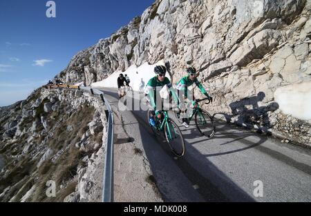 Makarska. Xix Apr, 2018. I ciclisti competere durante la terza tappa del Tour della Croazia corsa in bicicletta a Makarska, Croazia il 19 aprile 2018. Credito: Ivo Cagalj/Xinhua/Alamy Live News Foto Stock