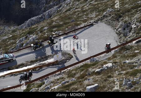 Makarska. Xix Apr, 2018. I ciclisti competere durante la terza tappa del Tour della Croazia corsa in bicicletta a Makarska, Croazia il 19 aprile 2018. Credito: Ivo Cagalj/Xinhua/Alamy Live News Foto Stock