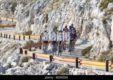 Makarska. Xix Apr, 2018. I ciclisti competere durante la terza tappa del Tour della Croazia corsa in bicicletta a Makarska, Croazia il 19 aprile 2018. Credito: Ivo Cagalj/Xinhua/Alamy Live News Foto Stock