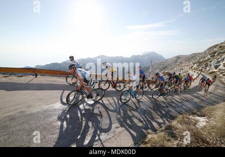 Makarska. Xix Apr, 2018. I ciclisti competere durante la terza tappa del Tour della Croazia corsa in bicicletta a Makarska, Croazia il 19 aprile 2018. Credito: Ivo Cagalj/Xinhua/Alamy Live News Foto Stock