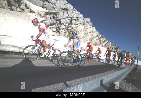 Makarska. Xix Apr, 2018. I ciclisti competere durante la terza tappa del Tour della Croazia corsa in bicicletta a Makarska, Croazia il 19 aprile 2018. Credito: Ivo Cagalj/Xinhua/Alamy Live News Foto Stock