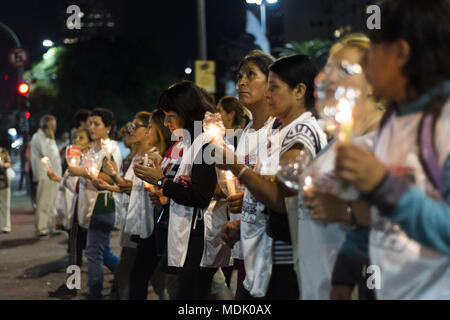 La città di Buenos Aires, la città di Buenos Aires, Argentina. Xix Apr, 2018. INT. 2018 aprile 19. La città di Buenos Aires, Argentina.- Centinaia di persone manifestate con candele dal Congresso Nazionale per l'Obelisco, città di Buenos Aires, Argentina, contro l'aumento delle tariffe e le bollette di energia elettrica, gas e acqua: e contro l'aumento dell'inflazione. Credito: Julieta Ferrario/ZUMA filo/Alamy Live News Foto Stock