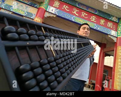 Binzhou, Binzhou, Cina. Xx Apr, 2018. Binzhou, Cina-20th Aprile 2018: un gigantesco abacus del peso di 4 kg fatta di Dalbergia odorifera può essere visto in Binzhou, est della Cina di Provincia dello Shandong. Credito: SIPA Asia/ZUMA filo/Alamy Live News Foto Stock