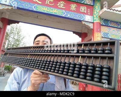 Binzhou, Binzhou, Cina. Xx Apr, 2018. Binzhou, Cina-20th Aprile 2018: un gigantesco abacus del peso di 4 kg fatta di Dalbergia odorifera può essere visto in Binzhou, est della Cina di Provincia dello Shandong. Credito: SIPA Asia/ZUMA filo/Alamy Live News Foto Stock