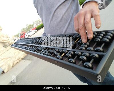 Binzhou, Binzhou, Cina. Xx Apr, 2018. Binzhou, Cina-20th Aprile 2018: un gigantesco abacus del peso di 4 kg fatta di Dalbergia odorifera può essere visto in Binzhou, est della Cina di Provincia dello Shandong. Credito: SIPA Asia/ZUMA filo/Alamy Live News Foto Stock