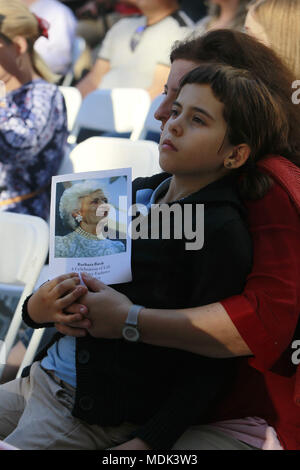 Houston, Stati Uniti d'America. Xviii Apr, 2018. La popolazione locale a Houston si riuniranno presso il municipio di ricordare ex First Lady Barbara Bush scomparso martedì, in Houston, negli Stati Uniti, 18 aprile 2018. Credito: Steven Song/Xinhua/Alamy Live News Foto Stock