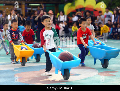 Tianjin, Cina. Xix Apr, 2018. Bambini prendere parte a giochi sport al n. 2 Asilo Infantile del distretto di Hedong di Tianjin, Cina del nord, 19 aprile 2018. Credito: Liu Dongyue/Xinhua/Alamy Live News Foto Stock