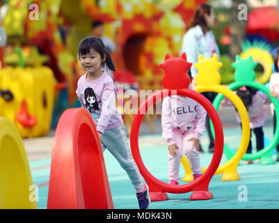 Tianjin, Cina. Xix Apr, 2018. Bambini prendere parte a giochi sport al n. 2 Asilo Infantile del distretto di Hedong di Tianjin, Cina del nord, 19 aprile 2018. Credito: Liu Dongyue/Xinhua/Alamy Live News Foto Stock