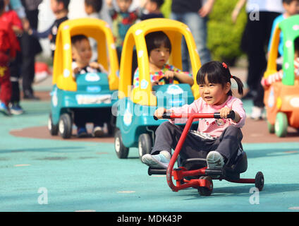 Tianjin, Cina. Xix Apr, 2018. Bambini prendere parte a giochi sport al n. 2 Asilo Infantile del distretto di Hedong di Tianjin, Cina del nord, 19 aprile 2018. Credito: Liu Dongyue/Xinhua/Alamy Live News Foto Stock