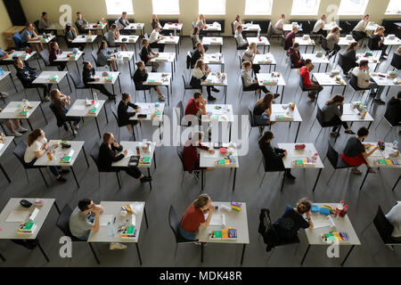 Il 20 aprile 2018, Germania, Rostock: gli studenti del liceo "Innerstaedtisches Palestra' preparare per iscritto il loro esame inglese, che è uno dei tanti cosiddetti "maturità" degli esami finali dovranno scrivere nelle prossime settimane. 5300 studenti nello stato del Meclemburgo - Pomerania occidentale hanno iniziato i loro scritti finali il 19 aprile. Foto: Bernd Wüstneck/dpa/ZB Foto Stock