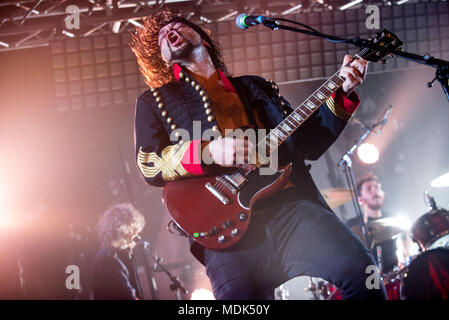 Venaria Reale, Italia. Xix Apr, 2018. Federico Dragogna suona con la band italiana i Ministri durante il tour Fidatevi, presso il Teatro della Concordia, Venaria Reale, Italia 19 Aprile 2018 Credit: Alberto Gandolfo/Alamy Live News Foto Stock