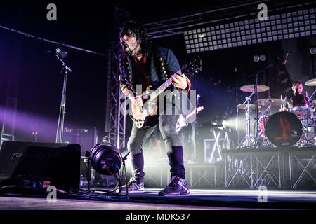 Venaria Reale, Italia. Xix Apr, 2018. Federico Dragogna suona con la band italiana i Ministri durante il tour Fidatevi, presso il Teatro della Concordia, Venaria Reale, Italia 19 Aprile 2018 Credit: Alberto Gandolfo/Alamy Live News Foto Stock