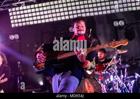 Venaria Reale, Italia. Xix Apr, 2018. Davide Autelitano suona con la band italiana i Ministri durante il tour Fidatevi, presso il Teatro della Concordia, Venaria Reale, Italia 19 Aprile 2018 Credit: Alberto Gandolfo/Alamy Live News Foto Stock