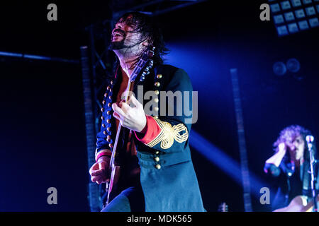 Venaria Reale, Italia. Xix Apr, 2018. Federico Dragogna suona con la band italiana i Ministri durante il tour Fidatevi, presso il Teatro della Concordia, Venaria Reale, Italia 19 Aprile 2018 Credit: Alberto Gandolfo/Alamy Live News Foto Stock