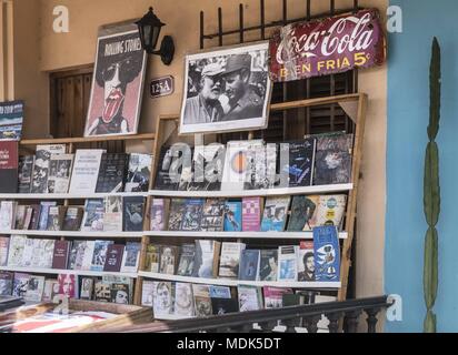 Cojimar, Cuba. 17 Nov, 2017. Una compilation non è inusuale per Cuba può essere trovato nel libro e negozio di souvenir di Cojimar: i Rolling Stones e Coca Cola fiancheggiano una foto che mostra Ernest Hemingway con Fidel Castro. (17 novembre 2017) | utilizzo del credito in tutto il mondo: dpa/Alamy Live News Foto Stock