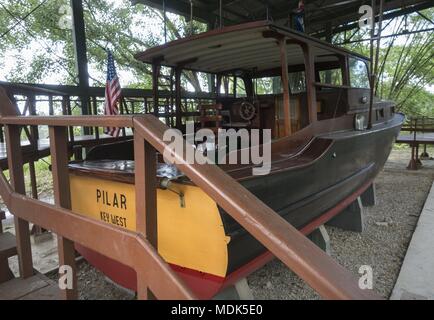 L'Avana, Cuba. 17 Nov, 2017. Il famoso yacht a motore di Pilar, con cui lo scrittore americano Ernest Hemingway set regolarmente fuori dal villaggio di pescatori di Cojimar per gite di pesca in mare, è ora un museo su Hemingway's ex Finca La Vigia. (17 novembre 2017) | utilizzo del credito in tutto il mondo: dpa/Alamy Live News Foto Stock