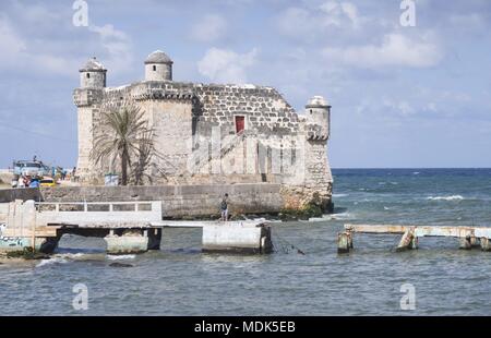 Cojimar, Cuba. 17 Nov, 2017. All'uscita del piccolo porto di Cojimar si trova la piccola fortezza Fuerte de Cojimar. (17 novembre 2017) | utilizzo del credito in tutto il mondo: dpa/Alamy Live News Foto Stock