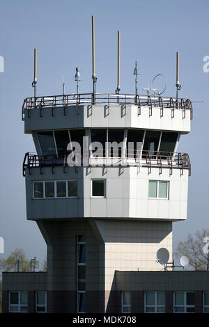 Caslav Repubblica Ceca. Xx Apr, 2018. Cinque degli aerei da caccia Saab JAS 39 Gripen dell'esercito ceco spostarsi da Caslav aeroporto militare di una riserva di Pardubice aeroporto sul 20 aprile 2018, a causa della tecnica di arresto il Caslav torre di controllo (nella foto), che durerà fino al 2 maggio. Credito: Josef Vostarek/CTK foto/Alamy Live News Foto Stock