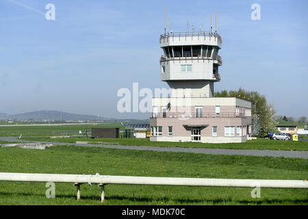 Caslav Repubblica Ceca. Xx Apr, 2018. Cinque degli aerei da caccia Saab JAS 39 Gripen dell'esercito ceco spostarsi da Caslav aeroporto militare di una riserva di Pardubice aeroporto sul 20 aprile 2018, a causa della tecnica di arresto il Caslav torre di controllo (nella foto), che durerà fino al 2 maggio. Credito: Josef Vostarek/CTK foto/Alamy Live News Foto Stock