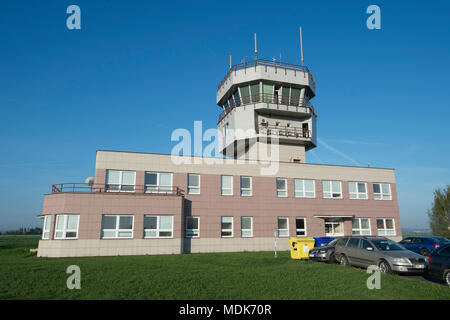 Caslav Repubblica Ceca. Xx Apr, 2018. Cinque degli aerei da caccia Saab JAS 39 Gripen dell'esercito ceco spostarsi da Caslav aeroporto militare di una riserva di Pardubice aeroporto sul 20 aprile 2018, a causa della tecnica di arresto il Caslav torre di controllo (nella foto), che durerà fino al 2 maggio. Credito: Josef Vostarek/CTK foto/Alamy Live News Foto Stock