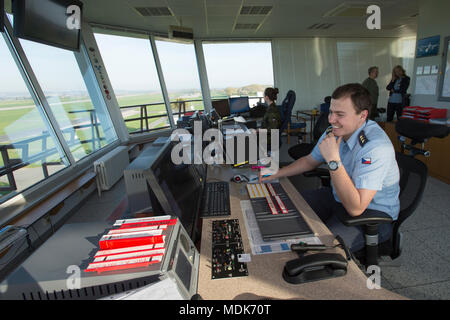 Caslav Repubblica Ceca. Xx Apr, 2018. Cinque degli aerei da caccia Saab JAS 39 Gripen dell'esercito ceco spostarsi da Caslav aeroporto militare di una riserva di Pardubice aeroporto sul 20 aprile 2018, a causa della tecnica di arresto il Caslav torre di controllo (nella foto), che durerà fino al 2 maggio. Credito: Josef Vostarek/CTK foto/Alamy Live News Foto Stock