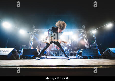 Venaria, Italia, 2018 Aprile 19th: l'Italiano band alternative rock 'I Ministri' esecuzione dal vivo sul palco del Teatro della Concordia a Venaria, vicino a Torino, per loro 'fidatevi' tour concerto. Foto: Alessandro Bosio/Alamy Live News Foto Stock