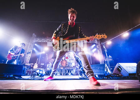 Venaria, Italia, 2018 Aprile 19th: l'Italiano band alternative rock 'I Ministri' esecuzione dal vivo sul palco del Teatro della Concordia a Venaria, vicino a Torino, per loro 'fidatevi' tour concerto. Foto: Alessandro Bosio/Alamy Live News Foto Stock