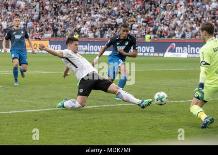 Francoforte, Deutschland. 08 apr, 2018. Luka JOVIC (F, front l.) ha segnato il gol di 1-0 guardato da Kevin AKPOGUMA (1899, secondo da destra) rispetto al portiere Oliver BAUMANN (1899, r.); Soccer 1. Bundesliga, stagione 2017/2018, XXIX Giornata Eintracht Francoforte (F) - TSG 1899 Hoffenheim (1899) 1: 1, 08/04/2018 in Frankfurt/Main. | Utilizzo di credito in tutto il mondo: dpa/Alamy Live News Foto Stock