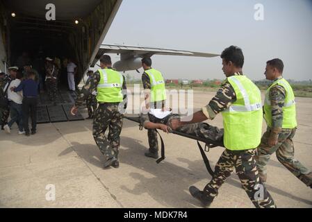 Di Allahabad, Uttar Pradesh, India. Xx Apr, 2018. Di Allahabad: IAF (forza aerea indiana) lavoratore shift injurds alla gente di Ercole-130J come essi eseguire simulazioni di trapano a Phaphamau pista dopo 50 anni di Allahabad. Credito: Prabhat Kumar Verma/ZUMA filo/Alamy Live News Foto Stock