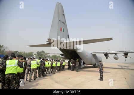 Di Allahabad, Uttar Pradesh, India. Xx Apr, 2018. Di Allahabad: IAF (forza aerea indiana) lavoratore shift injurds alla gente di Ercole-130J come essi eseguire simulazioni di trapano a Phaphamau pista dopo 50 anni di Allahabad. Credito: Prabhat Kumar Verma/ZUMA filo/Alamy Live News Foto Stock