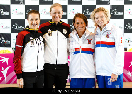 Stoccarda, Germania, il 20 aprile, 2018. Il tedesco giocatore di tennis Tatjana Maria e Anna-Lena Groenefeld con giocatori cechi Barbora STRYCOVA e Katerina Siniakova durante la cerimonia draw prima della Fed Cup semifinali. Credito: Frank Molter/Alamy Live News Foto Stock