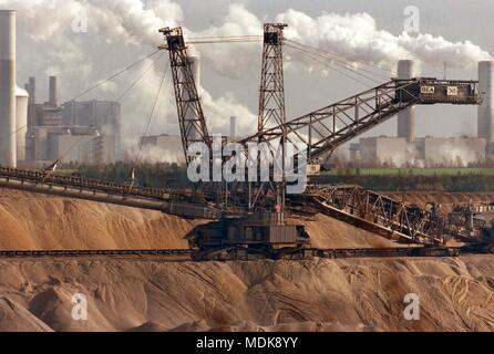 Un escavatore di lignite è il 25.10.1998 nell'estrazione della lignite Garzweiler I. In background, la pianta di potere Niederaussem può essere visto. Il gruppo RWE rimane libero per il carbone fossile bruno mining Garzweiler II. La discussione in merito ad una uscita dal nucleare ha anche rafforzato la società nel suo atteggiamento di utilizzare la lignite come una fonte di energia per la generazione di energia elettrica, ha detto un portavoce di RWE di Essen. Egli ha respinto nei giornali in cui egli aveva segnalato il dubbio circa l'economia del progetto su larga scala all'interno dell'azienda. Ancora l'acqua approvazione legale spicca. | Utilizzo di tutto il mondo Foto Stock