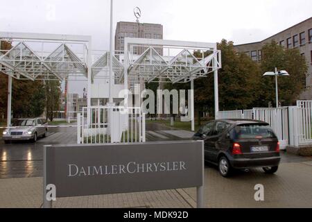 Una Mercedes di una classe di corse su 6.10.1999 nella sede aziendale del Gruppo Daimler-Chrysler in Stuttgart-Mohringen. Nonostante la negazione della Daimler-Chrysler chief Schrempp dominata per giorni la speculazione circa un eventuale spostamento della vettura gigante negli Stati Uniti, i colloqui. Secondo "Bild", cinque dipendenti sono state lavorando sulla rimozione teloni per mesi sotto il più rigoroso segreto. L'azienda di automobili è stato con un trasferimento della sua sede centrale negli Stati Uniti risparmiare sulle imposte e meglio mantenere la debole quota di prezzo grazie all inclusione nelle principali noi indice azionario S & P, è stato Foto Stock