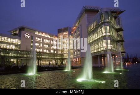 Vista la nuova sede aziendale di Adam Opel AG a Russelsheim registrati (15.1.1998). Presso la Adam Opel Haus, che è caratterizzato da un'architettura funzionale, 1230 dipendenti lavorano su 21000 metri quadrati di spazio per uffici. | Utilizzo di tutto il mondo Foto Stock
