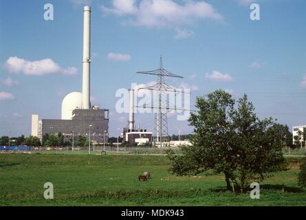 La vecchia centrale nucleare a Lingen in Emsland (Bassa Sassonia), prese il 30.9.1987. È andato in pieno funzionamento nel novembre 1968 ed è stato arrestato dall'inizio del 1977. Il 14.4.1988 il nuovo impianto di alimentazione Emsland II è stato messo in funzione. | Utilizzo di tutto il mondo Foto Stock