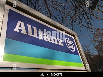 Il logo della compagnia di Allianz AG, registrati su 19.11.1997 di fronte al quartier generale di assicurazione a Monaco di Baviera. | Utilizzo di tutto il mondo Foto Stock