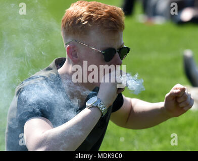 Hyde Park, London, Regno Unito. Xx Aprile 2018. 420 giorno è celbrated mediante i fumatori di cannabis in Hyde Park. Credito: Matteo Chattle/Alamy Live News Foto Stock