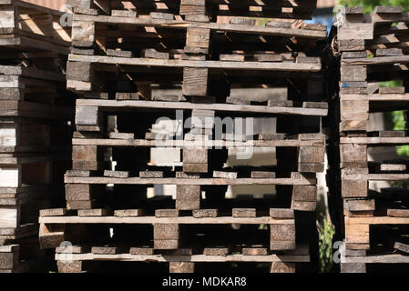 Pallet di spedizione riutilizzabili impilati fuori in un cantiere in Australia Foto Stock