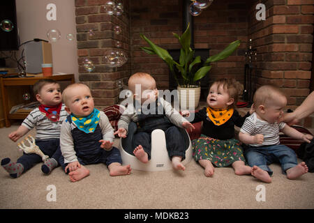 I bambini a giocare con le bolle di età compresa tra 6 e 7 mesi Foto Stock