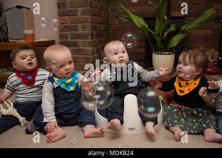 I bambini a giocare con le bolle di età compresa tra 6 e 7 mesi Foto Stock