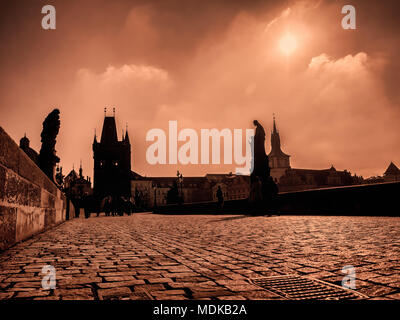 Charles Bridge all'alba con look vintage, Praga, Repubblica Ceca Foto Stock