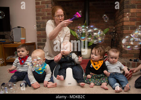 I bambini a giocare con le bolle di età compresa tra 6 e 7 mesi Foto Stock