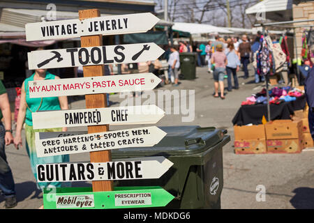 Segni di direzione presso il Green Dragon Mercato in Ephrata, Lancaster County, Pennsylvania, STATI UNITI D'AMERICA Foto Stock