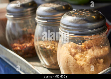 Tipiche spezie a Pennsylvania pizza all'aperto il fornitore. Green Dragon mercato. In Pennsylvania Dutch Country, Ephrata, Lancaster County, Pennsylvania, STATI UNITI D'AMERICA Foto Stock
