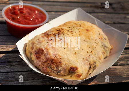 A Stromboli, un tipico italiano americano pasta ripiena. Talvolta chiamato 'boli.". Foto Stock