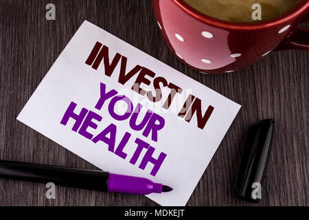 Parola di scrittura di testo investire nella vostra salute. Il concetto di business per spendere soldi in personal healthcare prove preventive scritto White nota adesiva Carta il Foto Stock