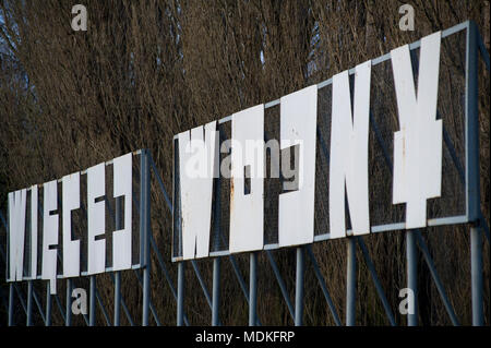 Nigdy wojny wiecej (Non più guerra) segno sulla Westerplatte dove è stato Wojskowa Skladnica Tranzytowa (Militare Polacco deposito di transito) stabiliti durante l'inter Foto Stock