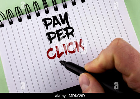 Segno di testo mostra Pay Per Click. Foto concettuale ottenere denaro da parte dei visitatori annunci Pubblicità Marketing SEO scritto da uomo Notepad tenendo premuto il marcatore plai Foto Stock